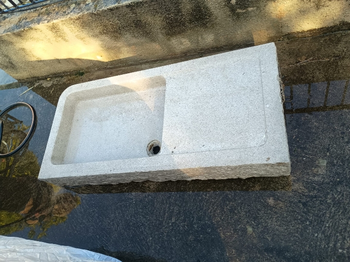 Prodajem stari kameni škaf sudoper