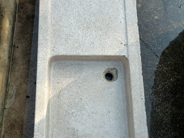 Prodajem stari kameni škaf sudoper