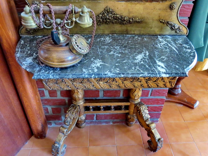 Pozlata; ogledao i stolić