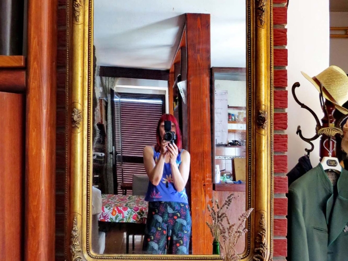 Pozlata; ogledao i stolić