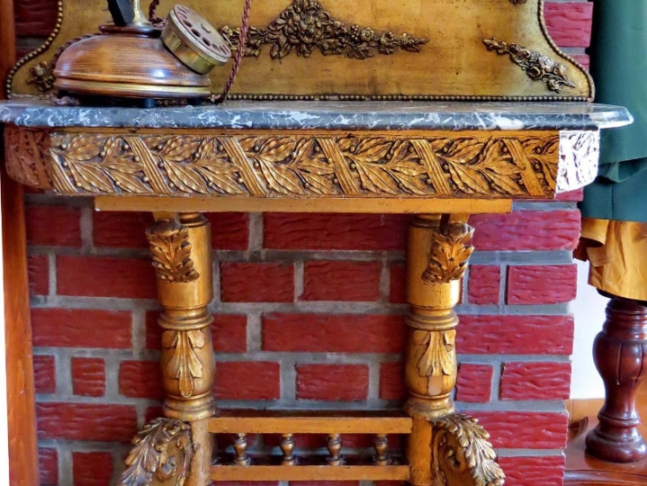 Pozlata; ogledao i stolić