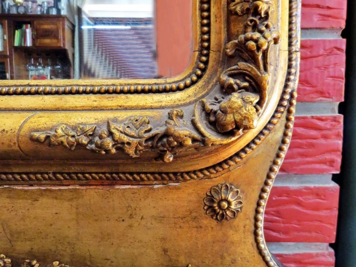 Pozlata; ogledao i stolić