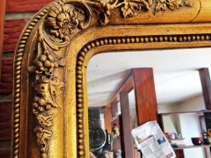 Pozlata; ogledao i stolić