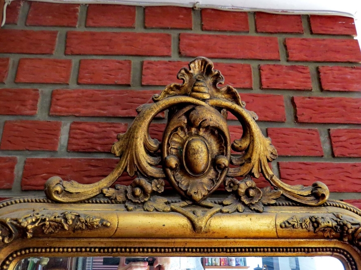 Pozlata; ogledao i stolić