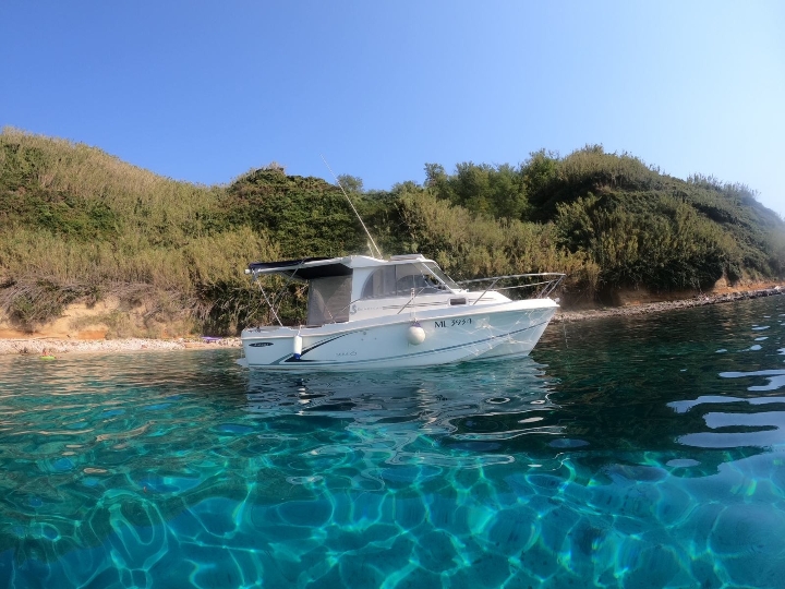 Beneteau Antares 6 - za sezonu!