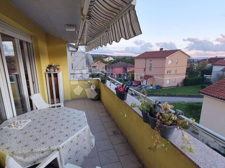 Obiteljska oaza s prostranom terasom i 2 natkrivena parkinga!