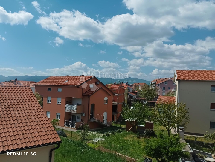 Obiteljska oaza s prostranom terasom i 2 natkrivena parkinga!