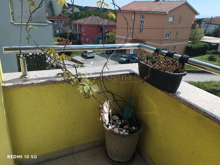 Obiteljska oaza s prostranom terasom i 2 natkrivena parkinga!
