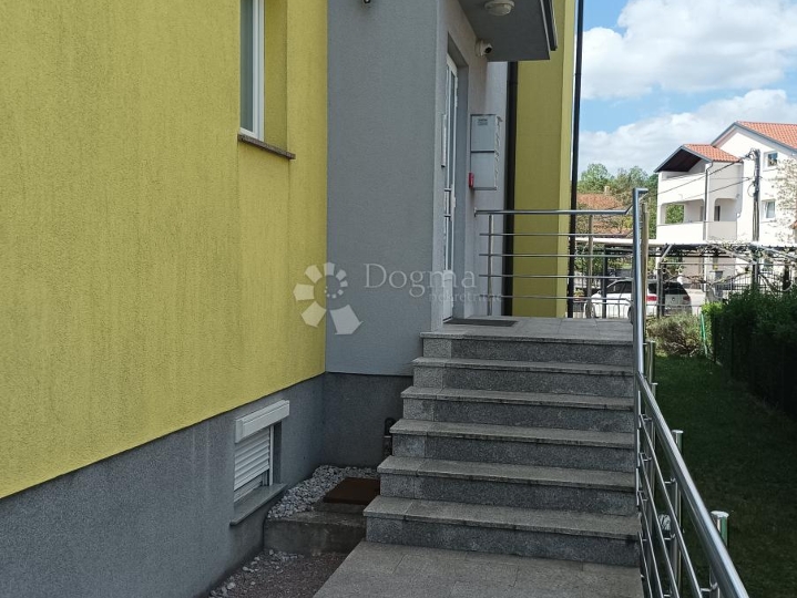 Obiteljska oaza s prostranom terasom i 2 natkrivena parkinga!