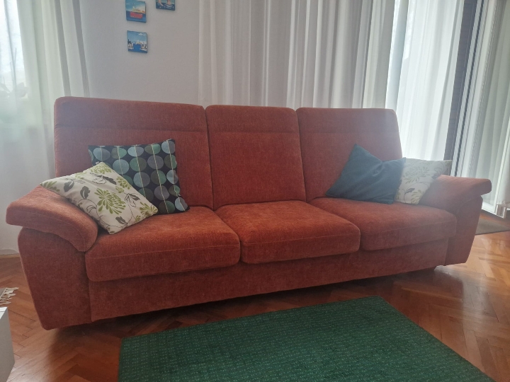 Prodajem novo tapecirani trosjed