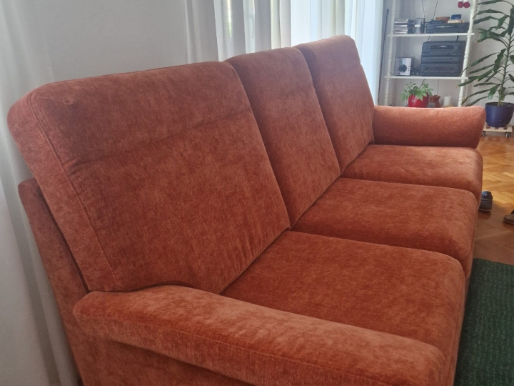 Prodajem novo tapecirani trosjed