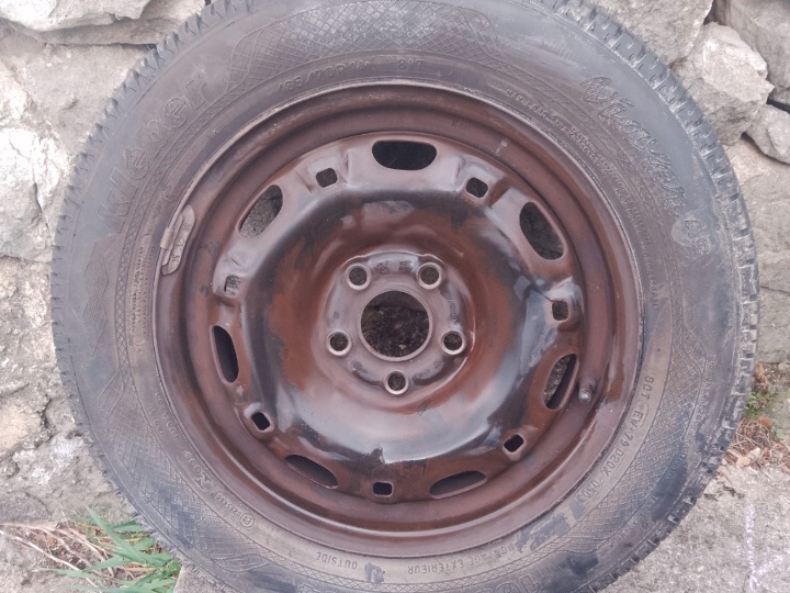 Rezervnu gumu za auto, prodajem