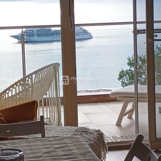 Opatija, 2S+DB, fenomenalni pogled, bazen, parking