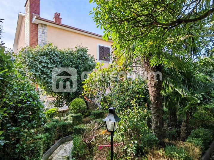 Crikvenica, 435m2, samostojeća kuća s 11 stambenih jedinica