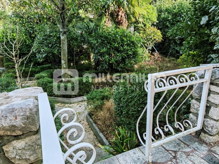 Crikvenica, 435m2, samostojeća kuća s 11 stambenih jedinica