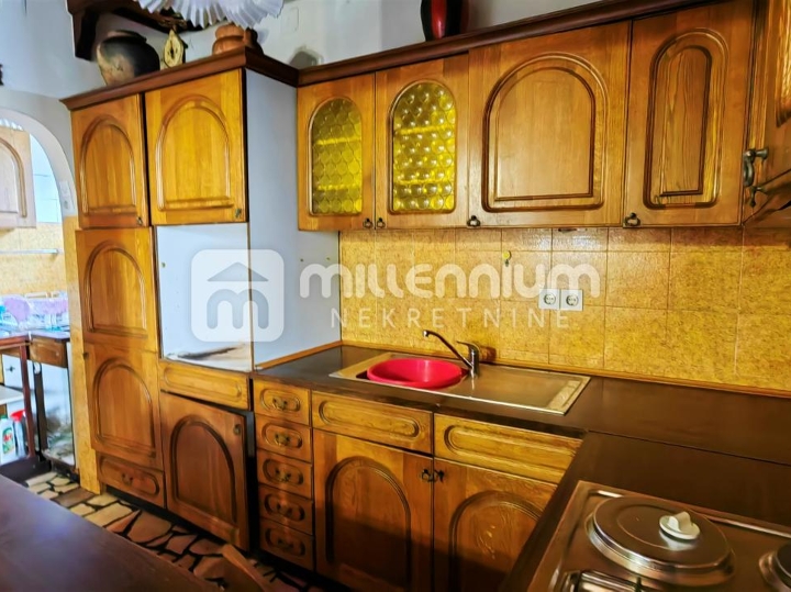 Crikvenica, 435m2, samostojeća kuća s 11 stambenih jedinica