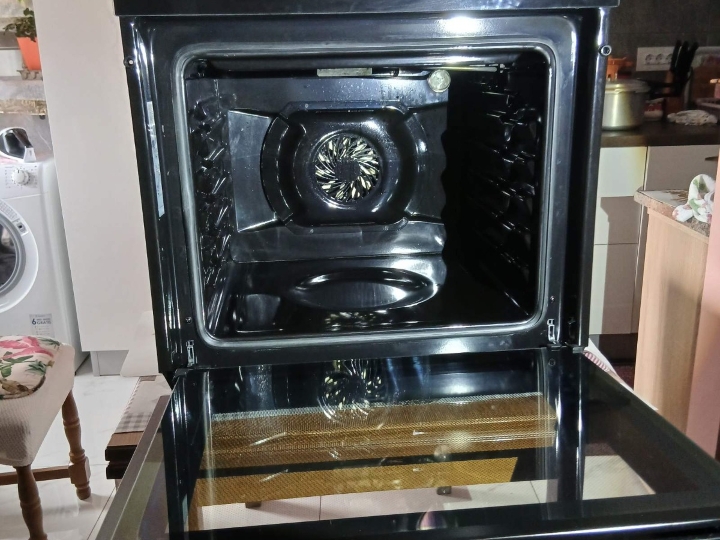 Prodajem ugradbenu pećnicu