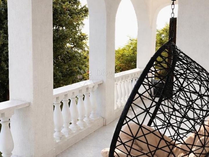 Prilika! Mediteranski raj – katnica s dva apartmana i velikim vrtom