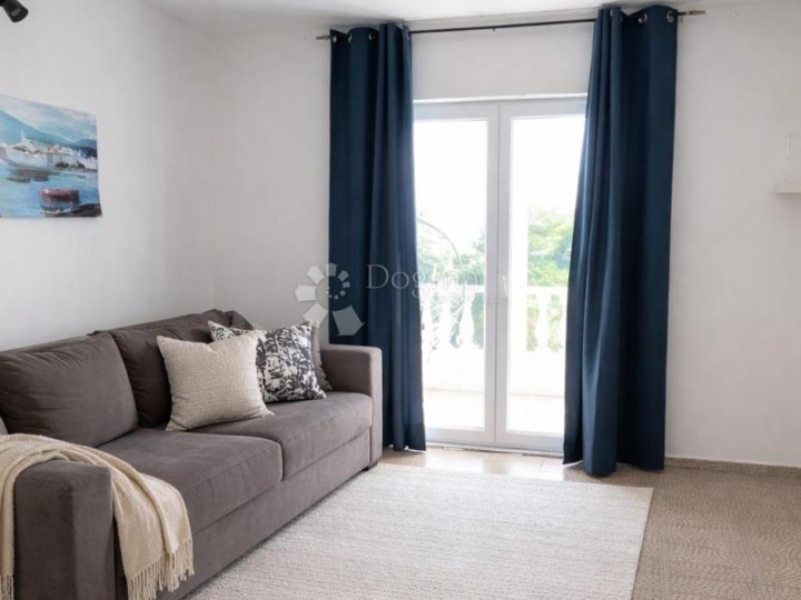 Prilika! Mediteranski raj – katnica s dva apartmana i velikim vrtom