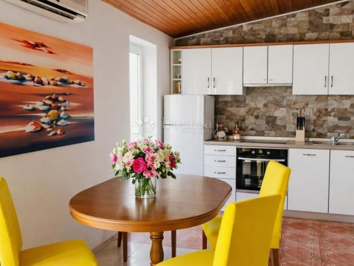 Prilika! Mediteranski raj – katnica s dva apartmana i velikim vrtom