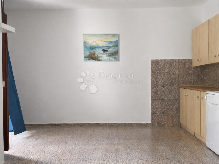 Prilika! Mediteranski raj – katnica s dva apartmana i velikim vrtom