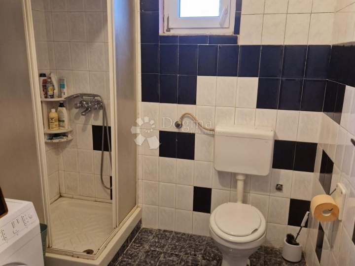 Prilika! Mediteranski raj – katnica s dva apartmana i velikim vrtom