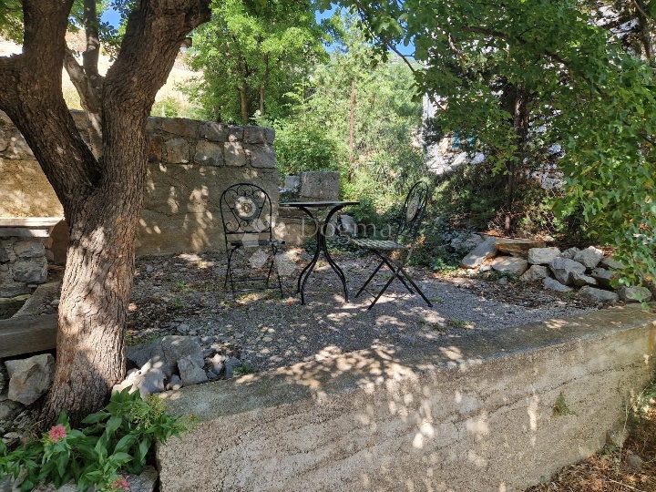 Prilika! Mediteranski raj – katnica s dva apartmana i velikim vrtom