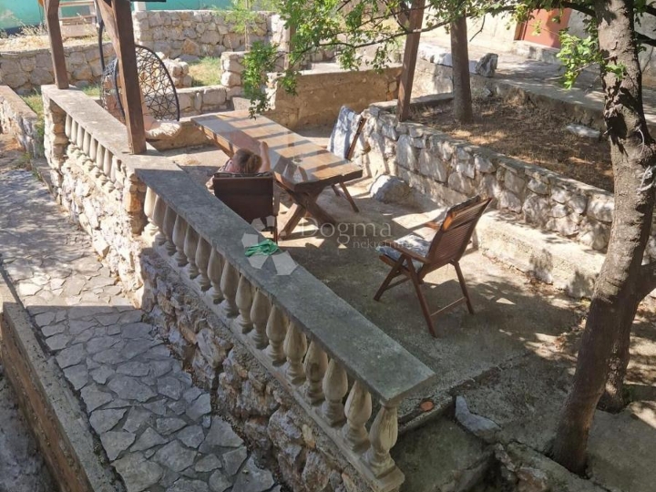 Prilika! Mediteranski raj – katnica s dva apartmana i velikim vrtom