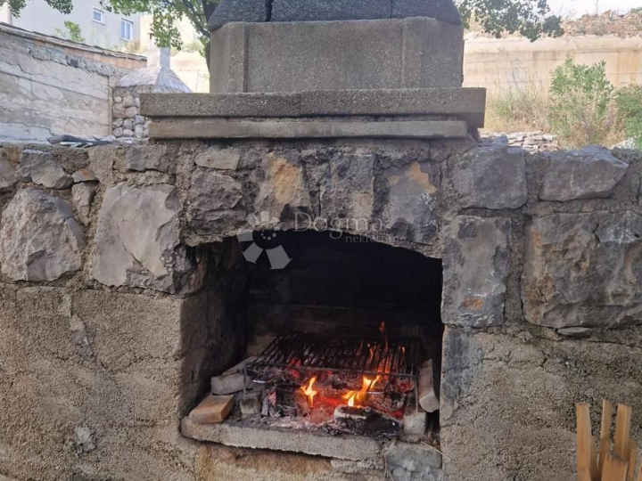 Prilika! Mediteranski raj – katnica s dva apartmana i velikim vrtom