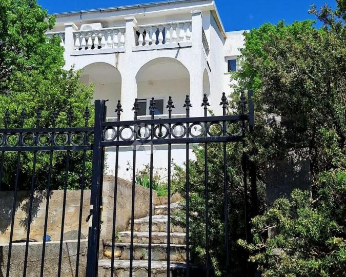 Prilika! Mediteranski raj – katnica s dva apartmana i velikim vrtom