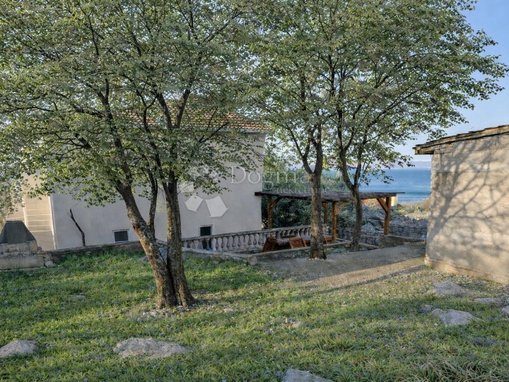 Prilika! Mediteranski raj – katnica s dva apartmana i velikim vrtom