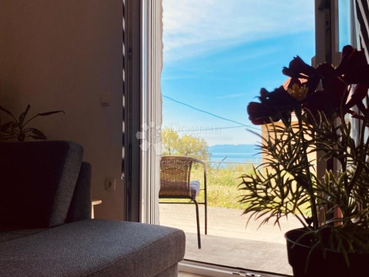 Marčeljeva Draga, obiteljski stan s okućnicom i parkingom