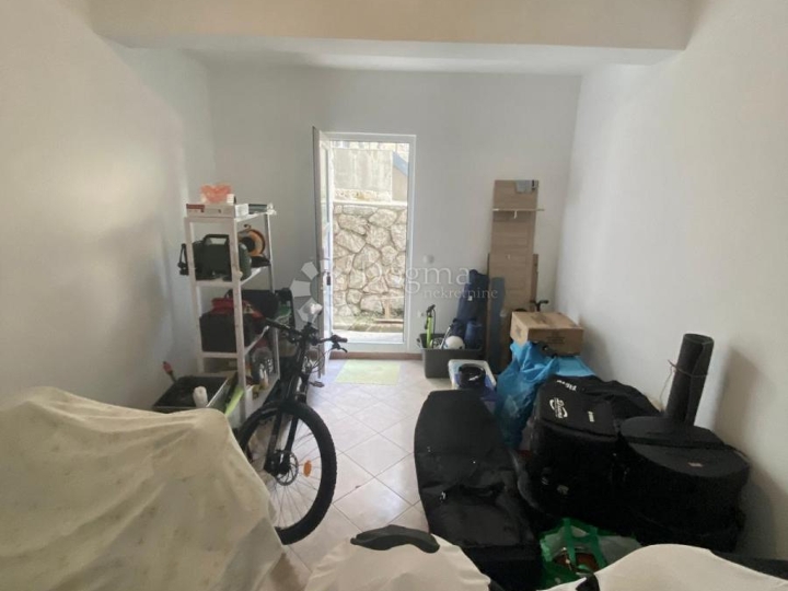 Marčeljeva Draga, obiteljski stan s okućnicom i parkingom