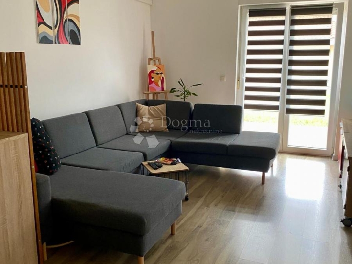 Marčeljeva Draga, obiteljski stan s okućnicom i parkingom