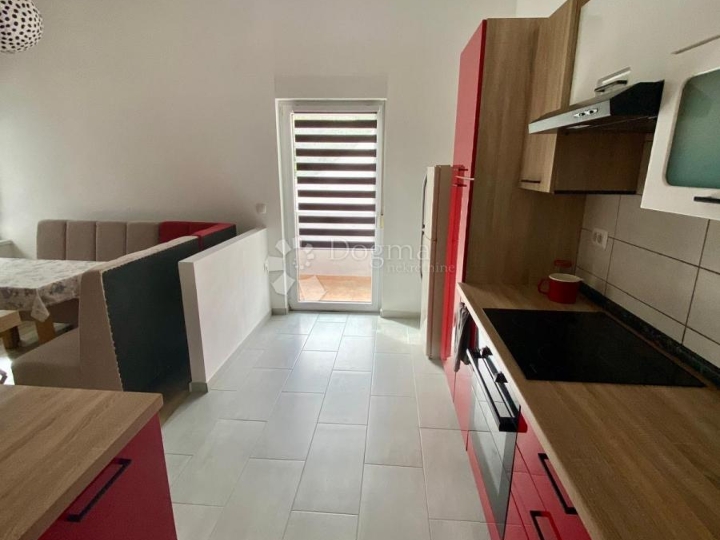 Marčeljeva Draga, obiteljski stan s okućnicom i parkingom