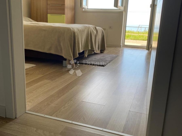 Marčeljeva Draga, obiteljski stan s okućnicom i parkingom