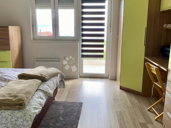 Marčeljeva Draga, obiteljski stan s okućnicom i parkingom