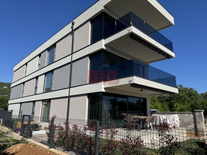 Kostrena, penthouse s garažom u urbanoj vili