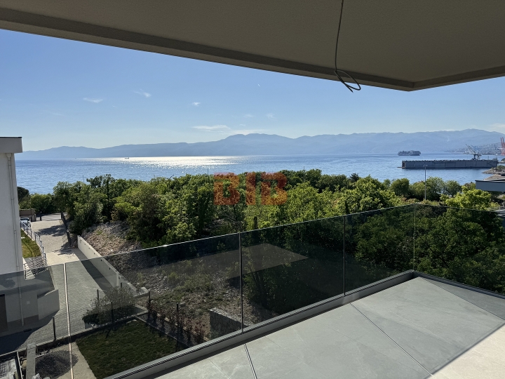 Kostrena, penthouse s garažom u urbanoj vili