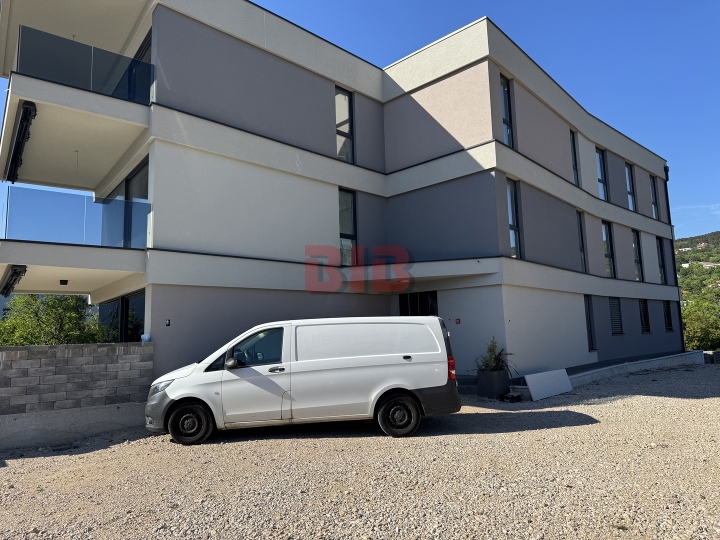 Kostrena, penthouse s garažom u urbanoj vili