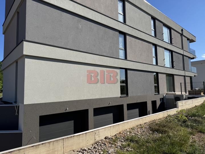 Kostrena, penthouse s garažom u urbanoj vili