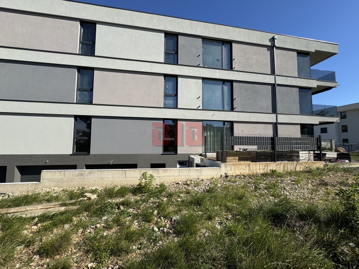 Kostrena, penthouse s garažom u urbanoj vili