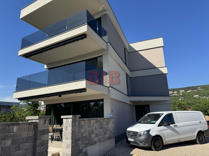 Kostrena, penthouse s garažom u urbanoj vili