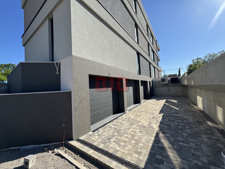Kostrena, penthouse s garažom u urbanoj vili