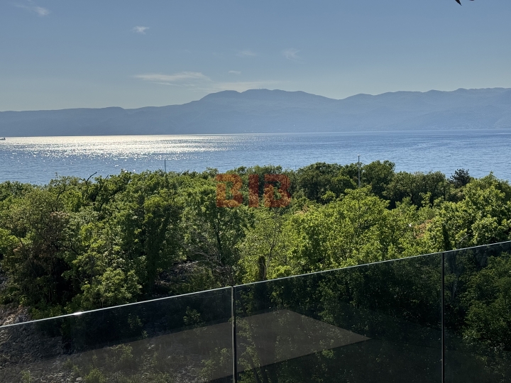 Kostrena, penthouse s garažom u urbanoj vili