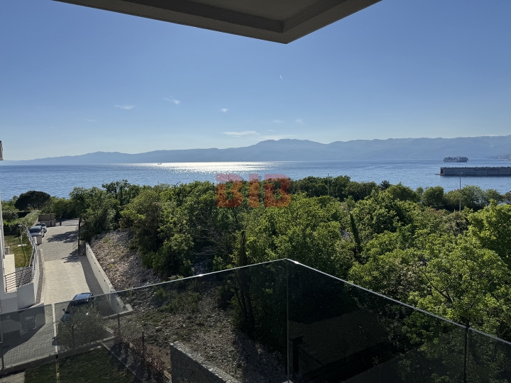 Kostrena, penthouse s garažom u urbanoj vili