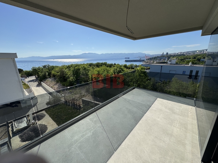 Kostrena, penthouse s garažom u urbanoj vili