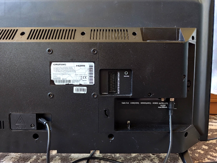 Grundig led TV 82 cm