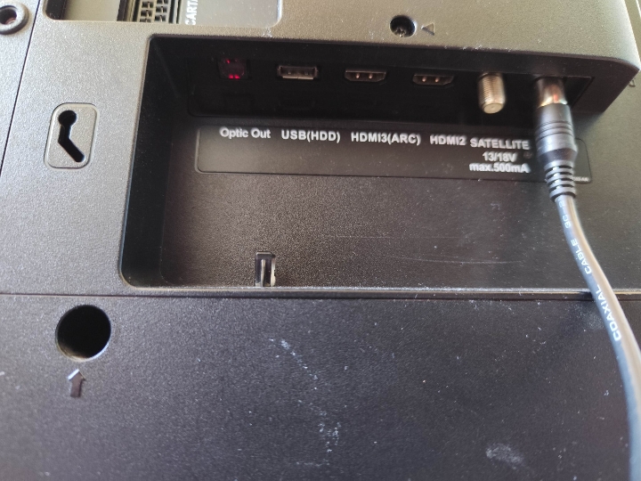 Grundig led TV 82 cm