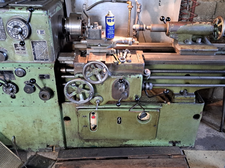 Tokarski stroj